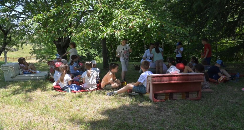 Priroda kao učionica: Mališani na radionici „Dan na selu“