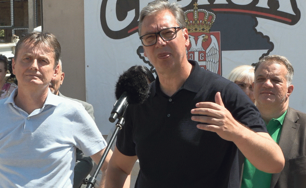 Predsednik Vučić obišao radove na Tehničkoj školi i Gimnaziji „Branislav Petronijević“ u Ubu