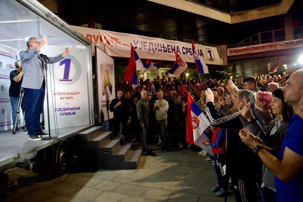 POKUŠAJ DA SE POREMETI MITING NIJE USPEO: Protest protiv Vučićevog dolaska, skup u Valjevu ipak održan