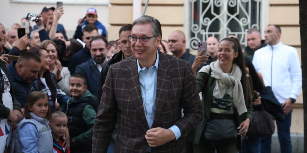IZBORI 2026.: VUČIĆ IZ ŠAPCA POSLAO SNAŽNU PORUKU: „NAŠA POBEDA JE GARANCIJA MIRA I NAPRETKA“ – NAJAVIO NOVE PROJEKTE I OBEĆAO VEĆE PLATE I PENZIJE!