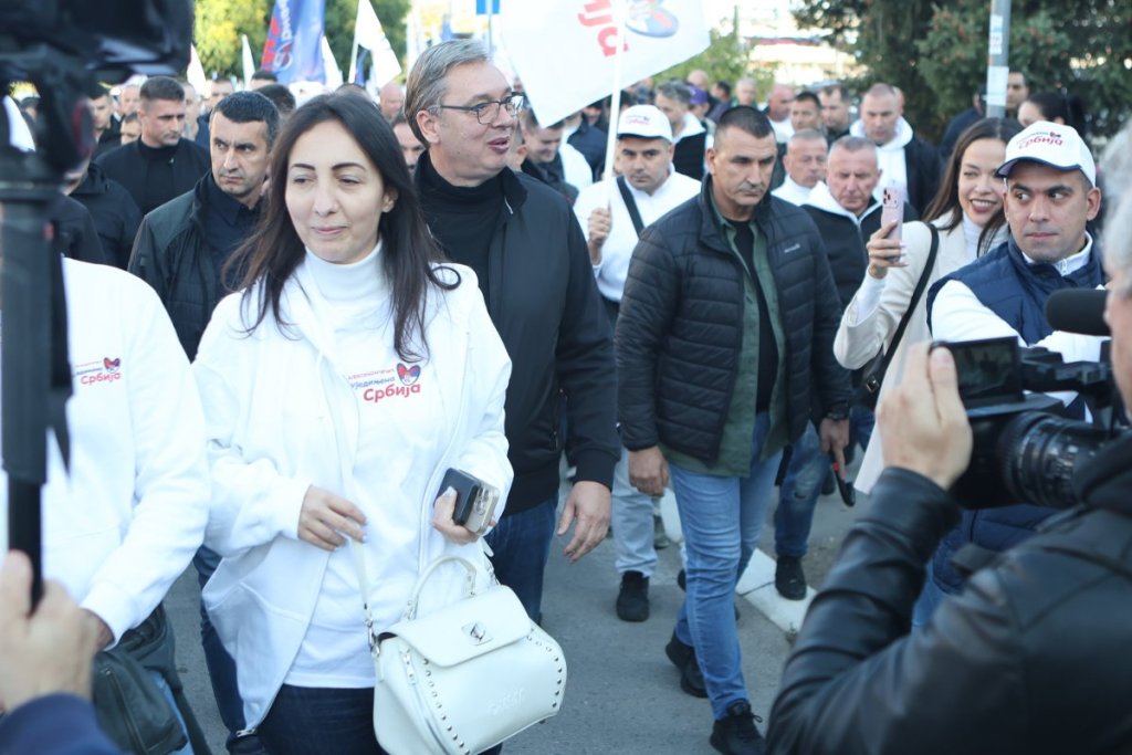 IZBORI 2026. – VUČIĆ STIGAO U NOVI SAD! Građani ga dočekali, a on poručio: „Pobedićemo i u Beogradu i u Novom Sadu!“