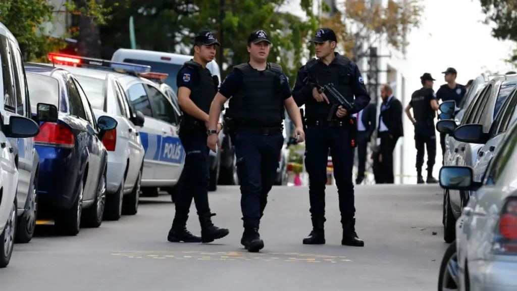 DRAMA ISPRED AMBASADE IZRAELA U BEOGRADU: Napadač sa dva noža nasrnuo na pripadnika žandarmerije, pogodio ga u lice – napadač usmrćen!